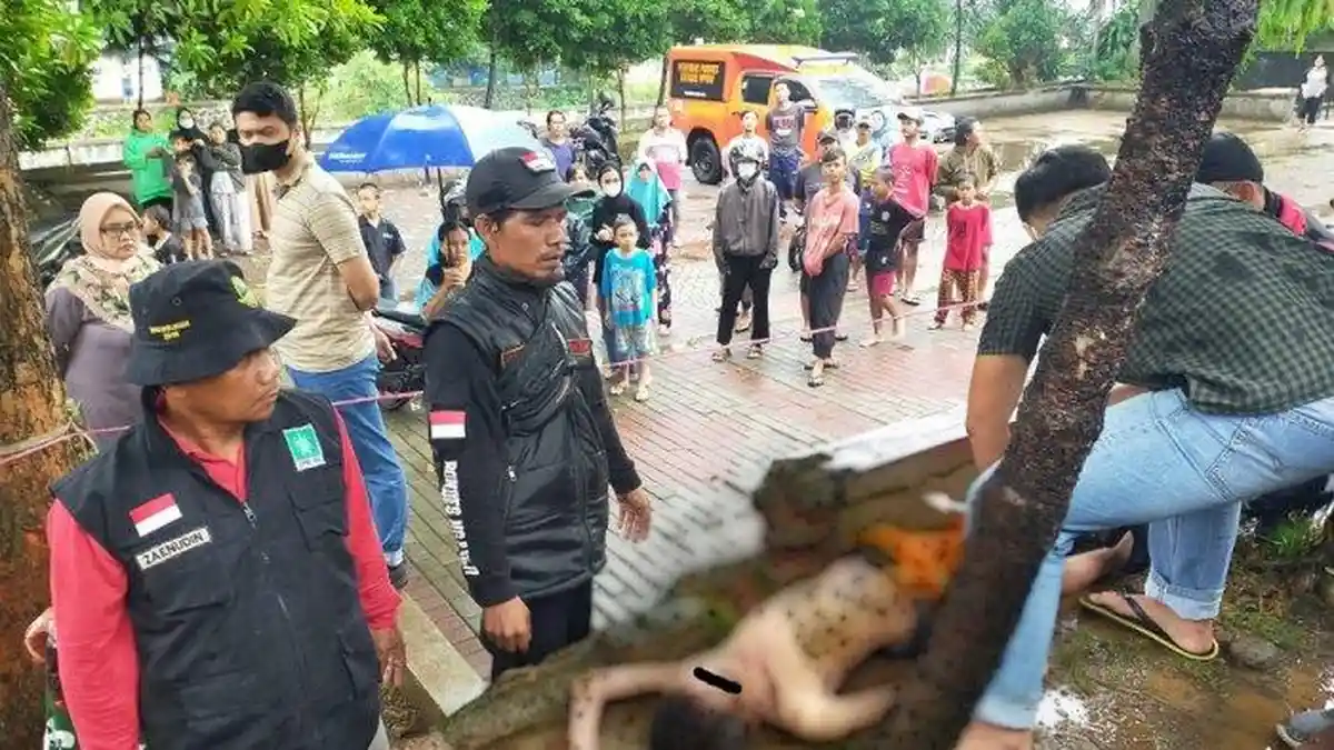 Bocah Main Bola Tewas Tersengat Listrik saat Pegang Tiang Lampu Penerangan Jalan