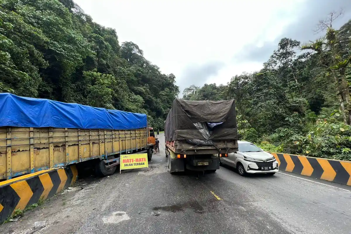 Tak Kuat Nanjak, Satu Unit Truk Alami Kecelakaan di Tikungan Singgalang Kariang Silaiang