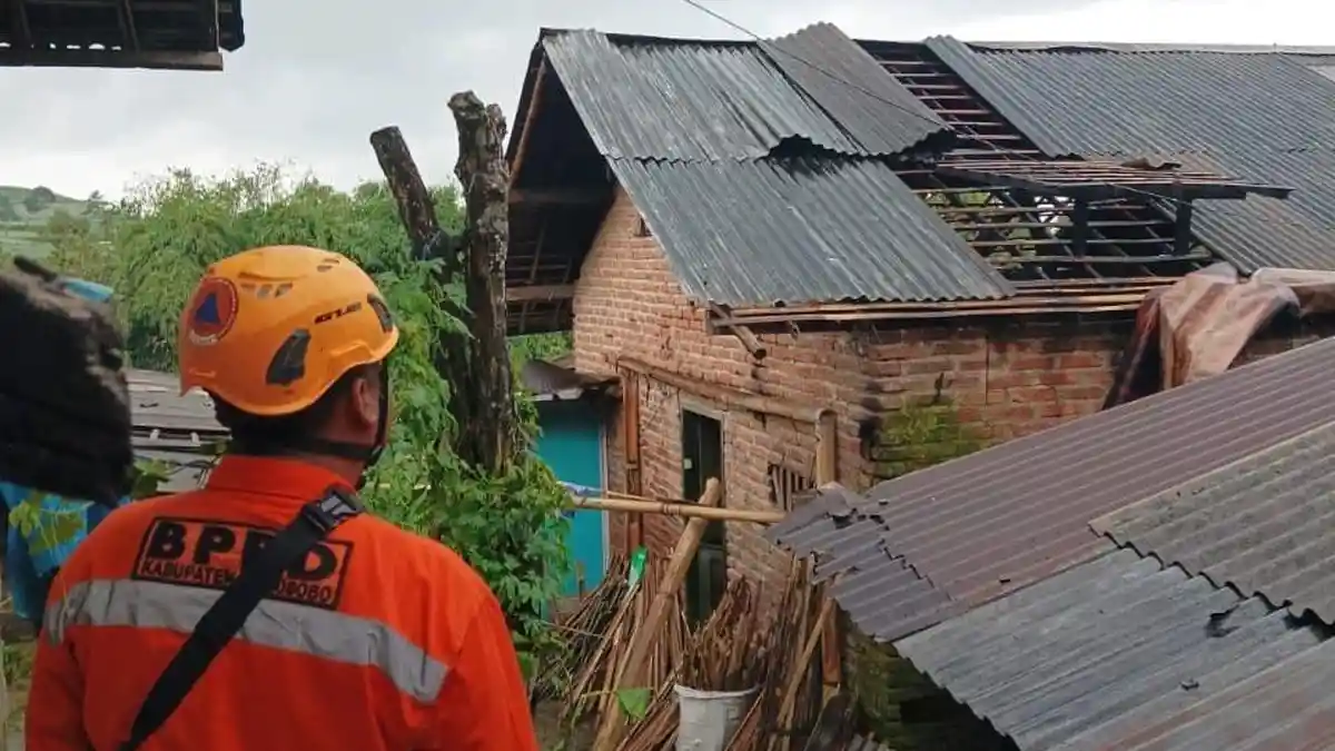 Puting Beliung Terjang Dusun Kwadungan Wonosobo, 17 Titik Rusak Termasuk Sekolah dan Kantor Desa