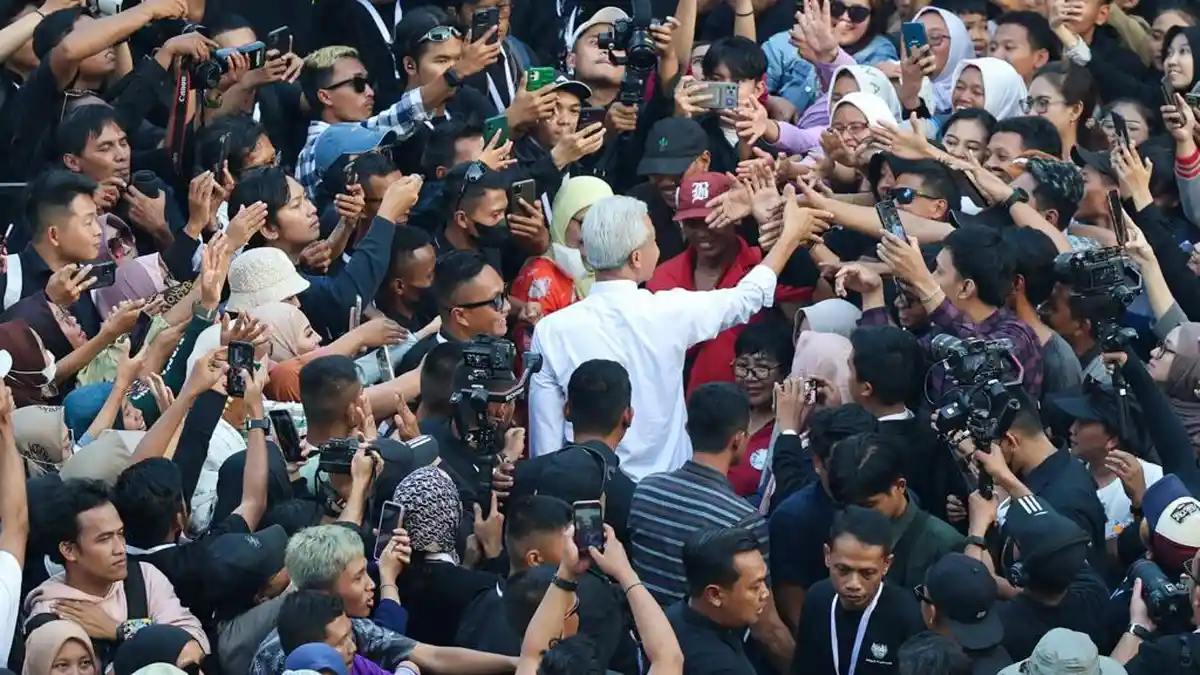Ganjar Pranowo Menangis Haru Pamitan ke Warga Jateng, Rela Jalan Ratusan Meter