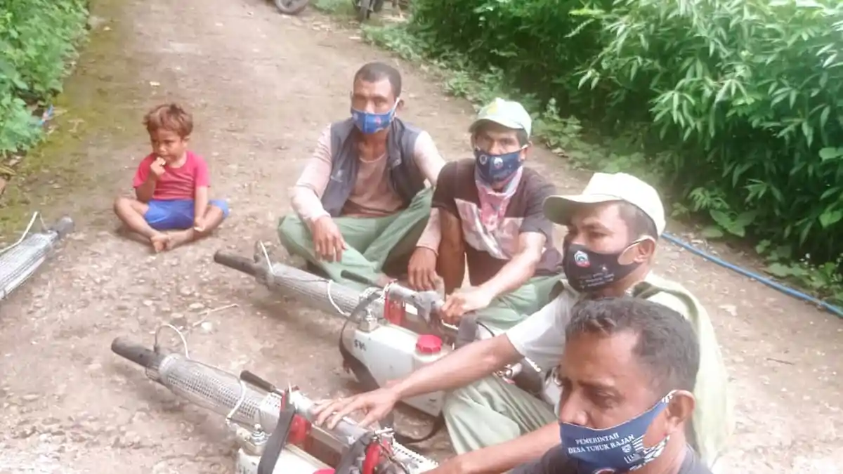 Satuan Linmas Desa Tubuk Rajan - Lembata Berantas Nyamuk DBD, Ini