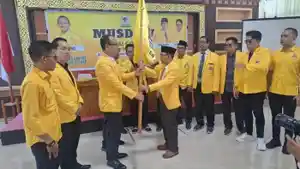 Ketua-DPD-I-Golkarmenyerahkan-bendera-partai-kepada-H-Thamzil.jpg