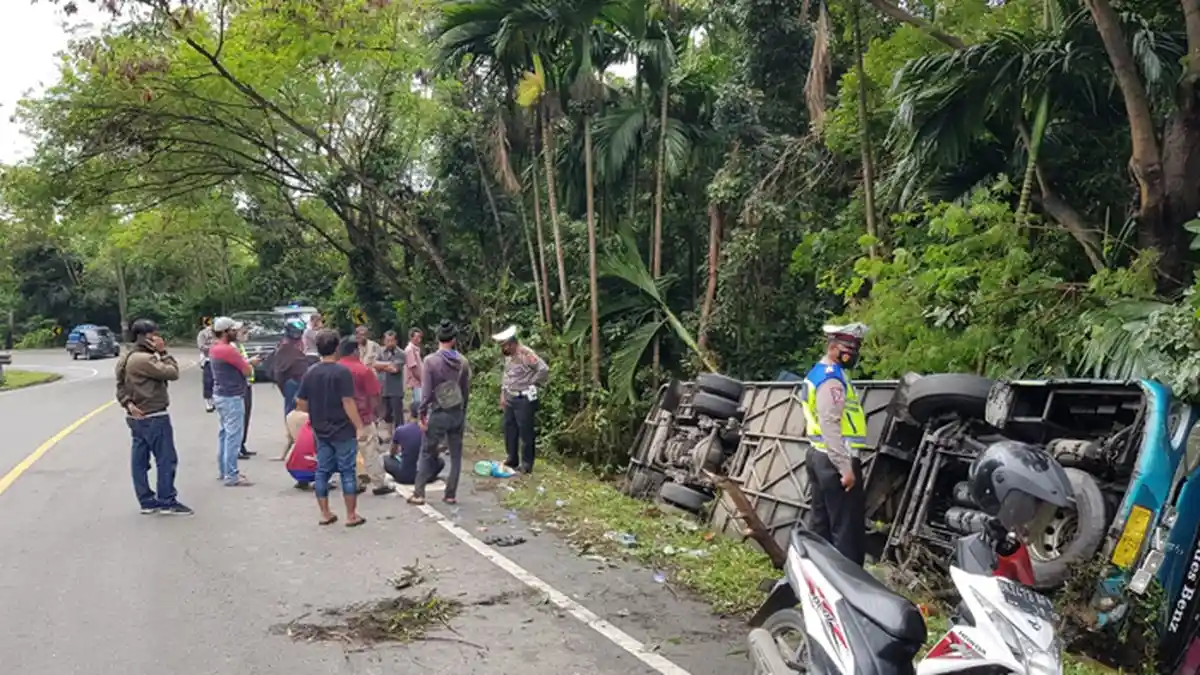 Akibat Jalan Licin, Bus PMTOH Berisi 26 Penumpang Terjungkal di Simpang Beutong, Pidie