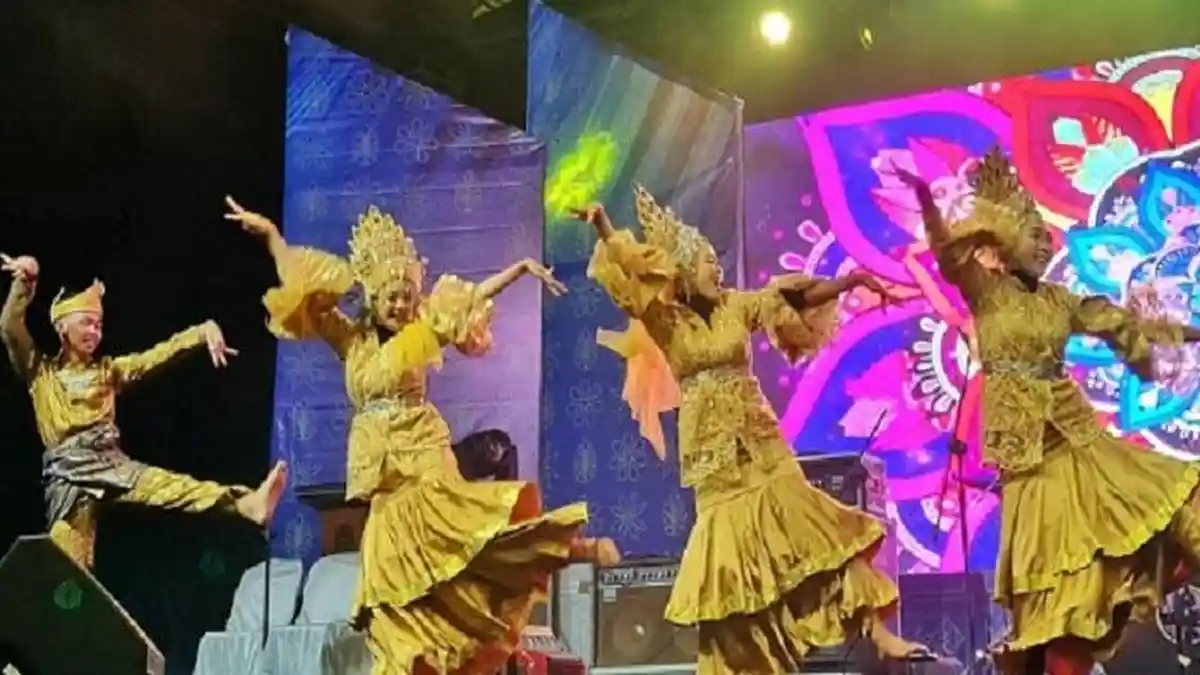 Serumpun Melayu Raya Berlangsung Meriah di Lapangan Tribun Kantor Bupati Aceh Tamiang - Sanggar-Meulige-menampilkan-Tarian-Zapin.jpg