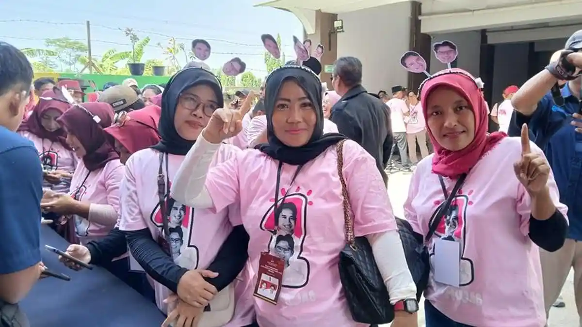 Pendukung Cabup- Cawabup Tegal Bima-Mujab Kompak Pakai Baju Pink di Debat Publik Pertama 
