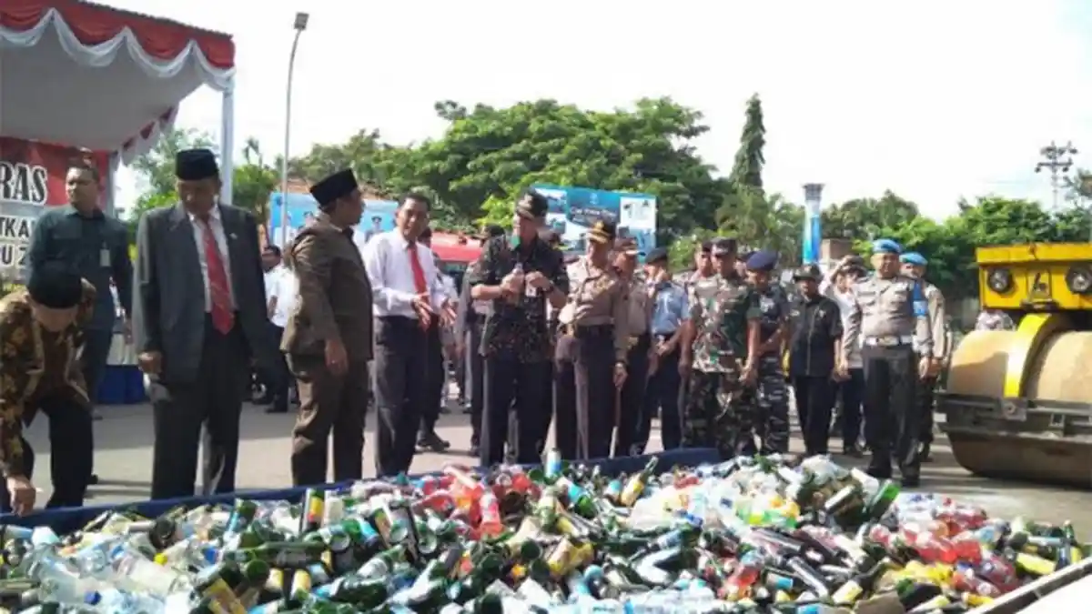 Hadiri Pemusnahan Miras di Tegal, Ganjar: Ayo Mengaku Siapa yang Suka Minum?