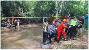 Tim-gabungan-saat-mengevakuasi-jenazah-perempuan-di-sungai-Malang.jpg