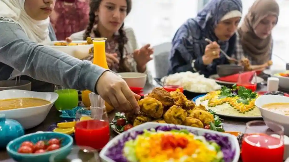 6 Tips Pola Makan Sehat di Bulan Ramadan, Jangan Tidur setelah Sahur dan Buka Puasa!