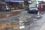 truk-terguling-akibat-jalan-rusak-jepara.jpg