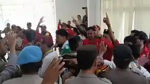Massa-aksi-Aliansi-Tolak-Tambang-Sumba-Timur-terlibat-adu-mulut-dengan-Anggota-DPRD.jpg