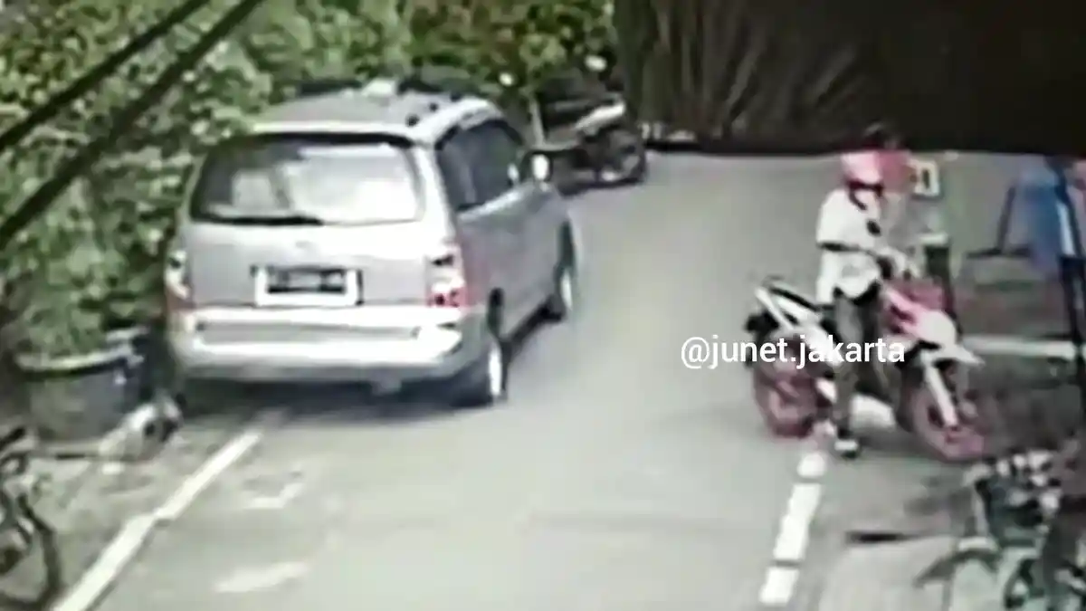 Terekam CCTV, 2 Pria Berhelm Kurir Maling Motor Penghuni Kos di Cideng, Jakarta Pusat
