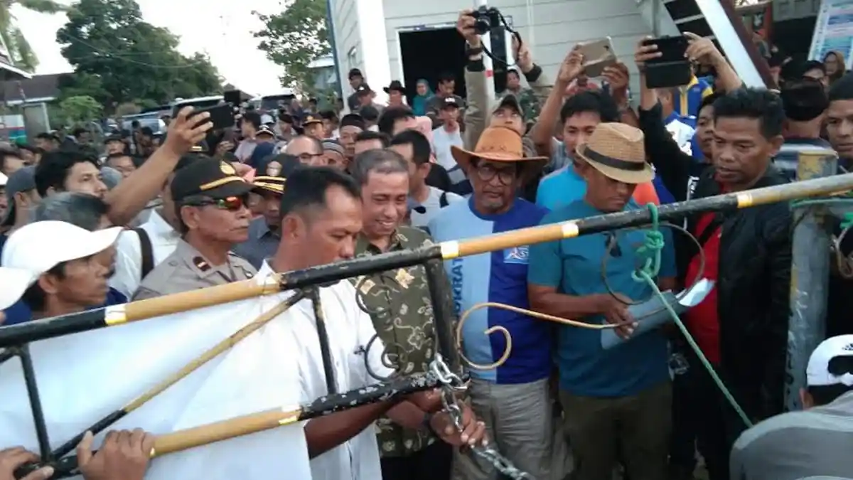 Difasilitasi Bupati, Warga Akhirnya Buka Segel Bendungan Paselloreng