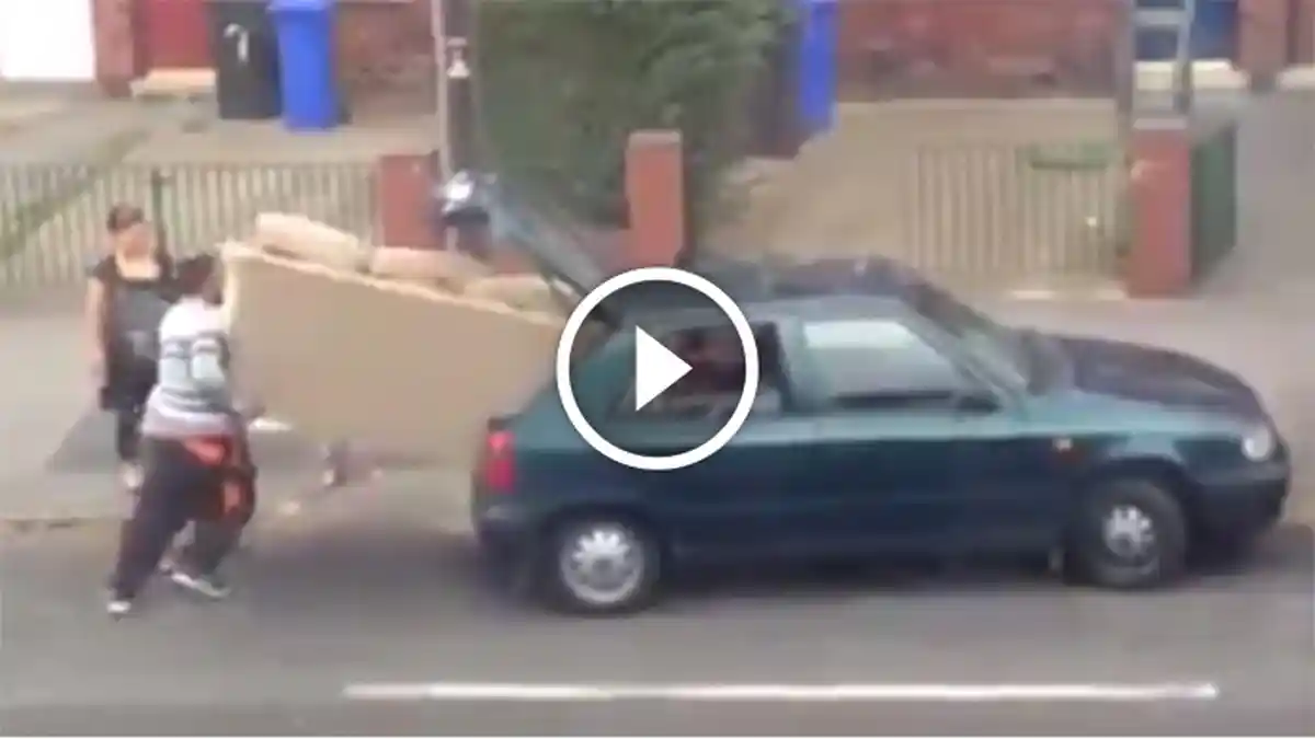Viral di Facebook - Lihat Bagaimana Cara Orang Ini Angkut Sofa Dalam Bagasi yang Kekecilan