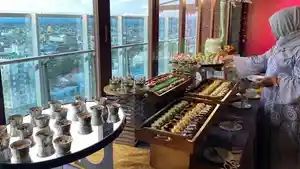 Tamu-memilih-menu-buka-puasa-yang-disajikan-Hotel-Melia-Makassar-bb.jpg