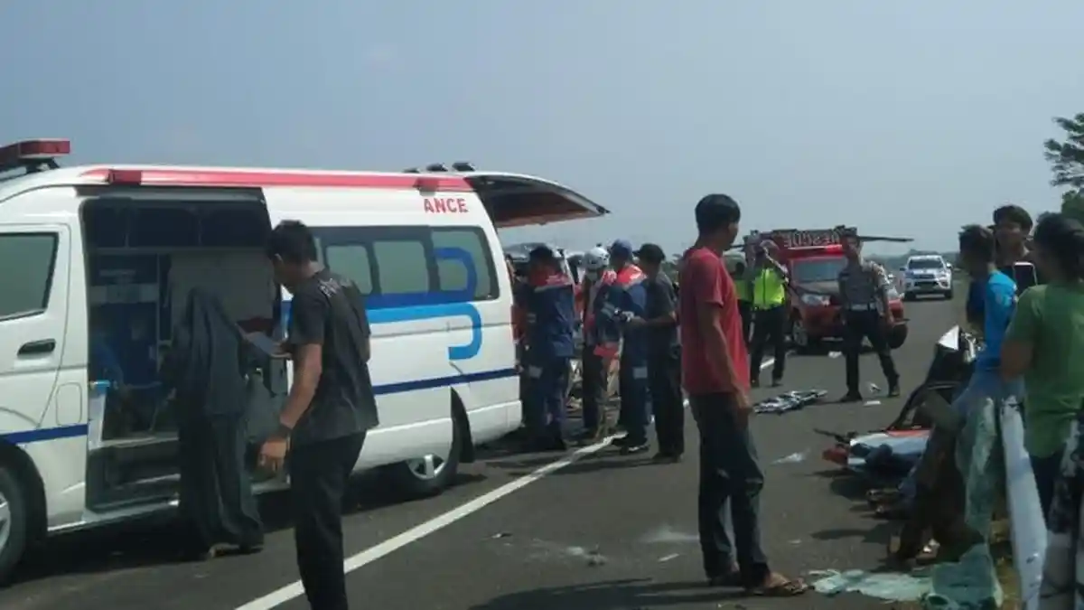 Ambulans PKS Bawa Jenazah Tabrak Bokong Truk di Tol Pekalongan, 2 Orang Tewas. Berikut Datanya