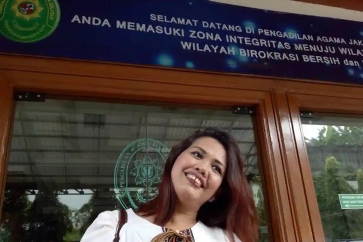 Baru Bercerai Elly Sugigi Pamer Foto Bareng Berondong, Netizen Beri Peringatan