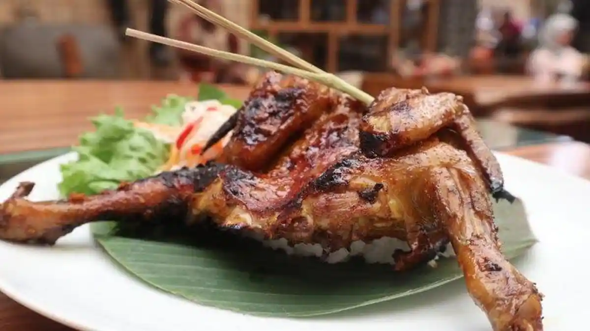 Tempat Wisata di Bandung, Lembutnya Ayam Bekakak di Equator Coffee & Galeri
