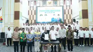 Bupati-Tapin-H-Yamani-berfoto-bersama-usai-menandatanga.jpg