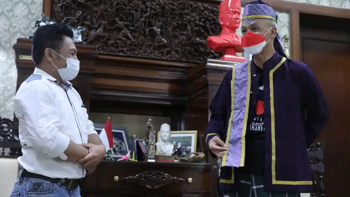 Malam-malam Tokoh Adat Maluku Utara Datangi Ganjar Beri Baju Adat Tobelo