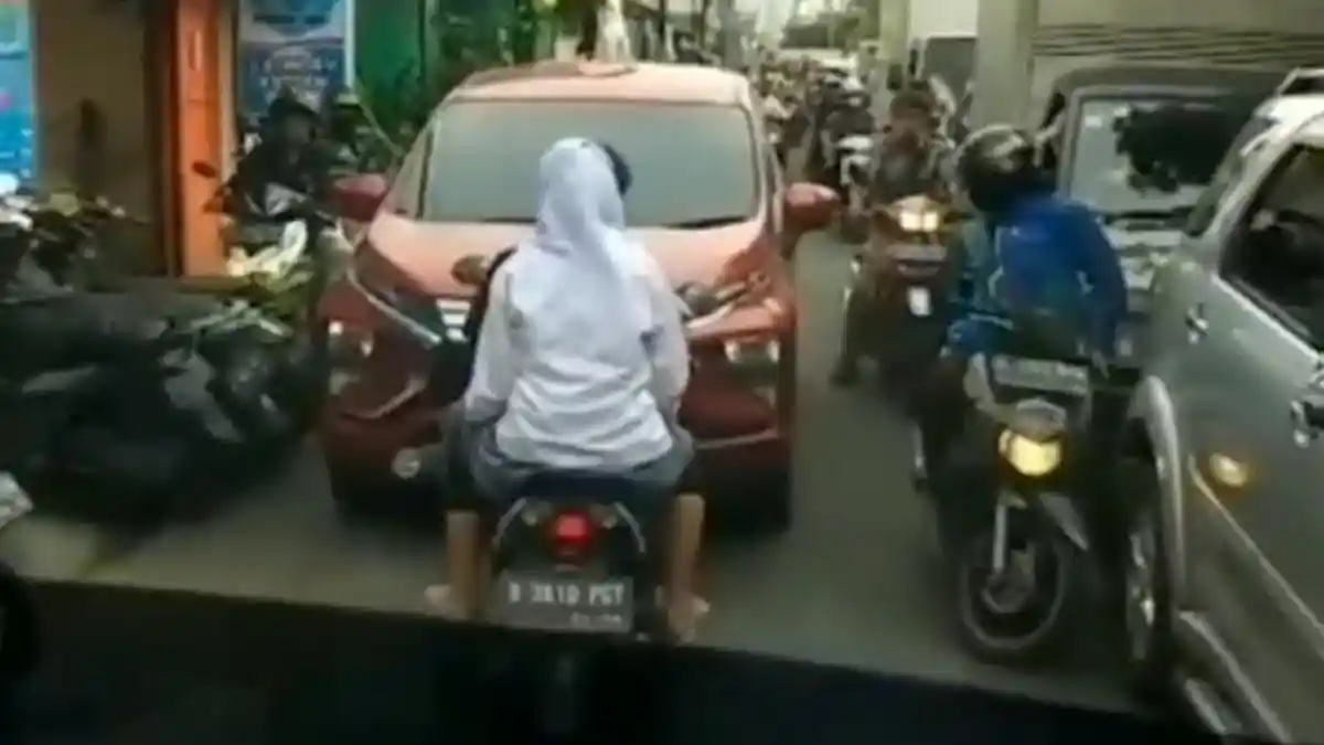 Viral! Pengendara Motor Tak Berhelm Pukul Mundur Mobil Melanggar