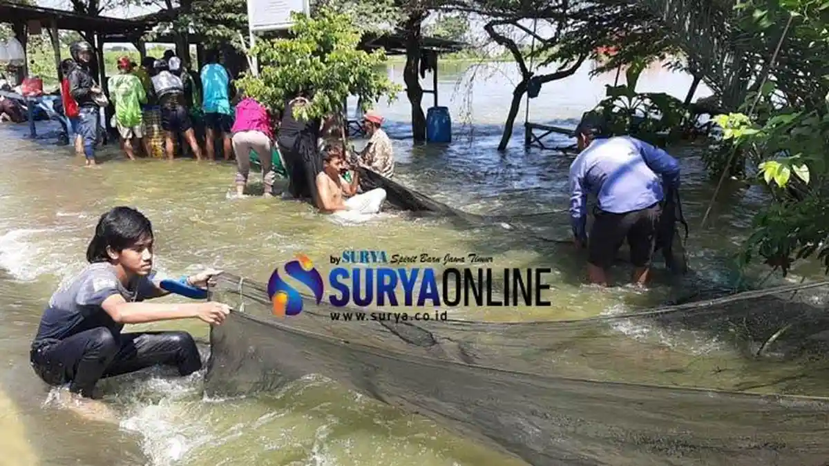 Dua Warga Gresik Hilang Diduga Terseret Arus Banjir Saat Menjaring Ikan