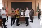 Kejati-Sulawesi-Utara-menyerahkan-aset-PT-Air-Manado-yang-disita.jpg