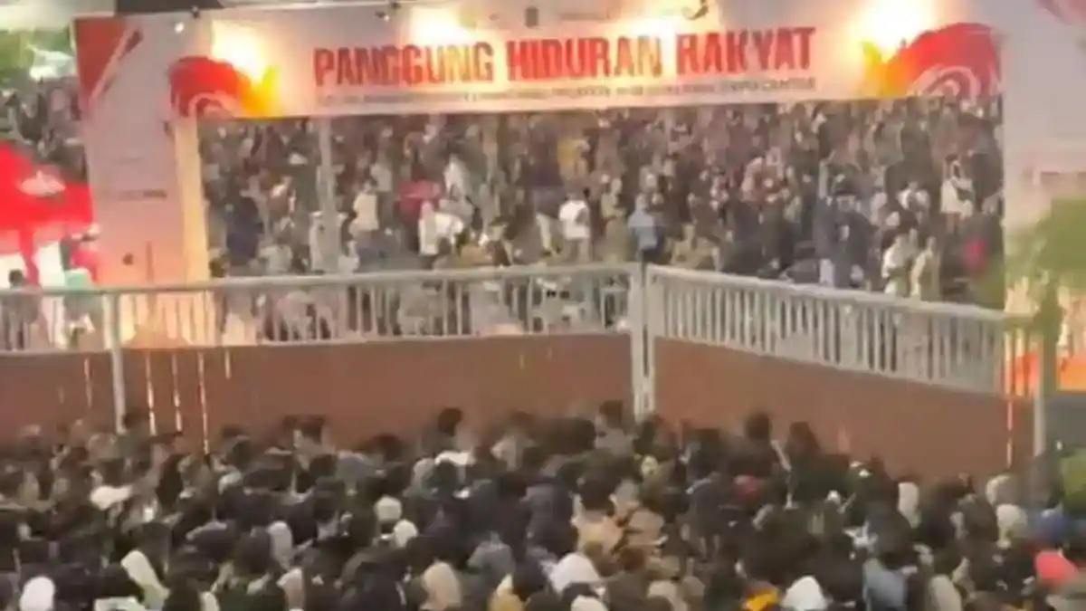 Konser Denny Caknan Ricuh, Anggota TNI dan Damkar Patah Tulang karena Tertindih Pagar Besi - Tribunnews.com