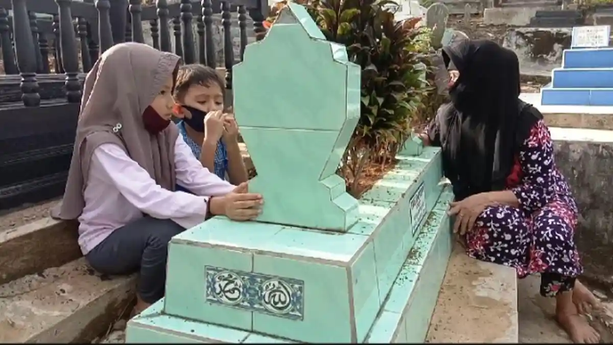 Hukum Ziarah Kubur Menurut Al-Quran dan Urutan Bacaan Doa Lengkap
