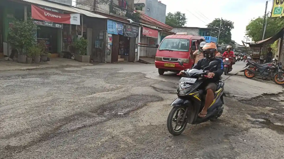 Banyak Lubang dan Kerusakan di Jalan Kapuk Kamal, Pemotor: Bikin Shock Breaker Rusak