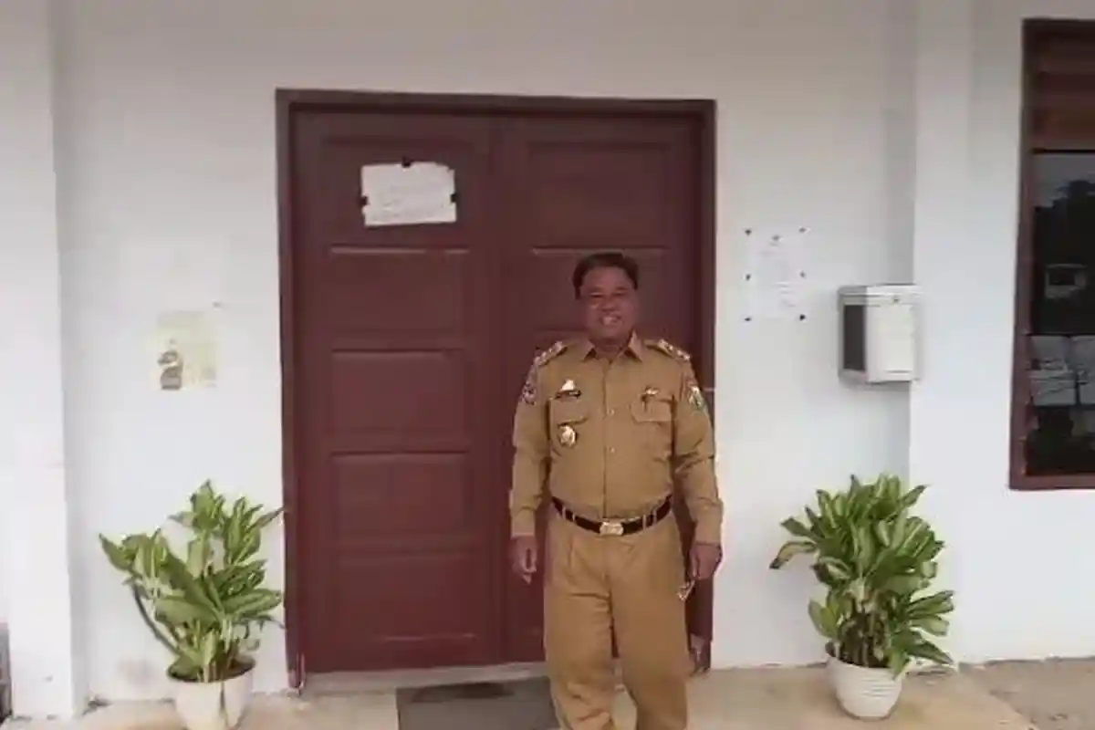 Di Depan Kantor Lurah Tallunglipu, Bupati Toraja Utara Teriak: Pak Lurah Masih Tidur Ya?