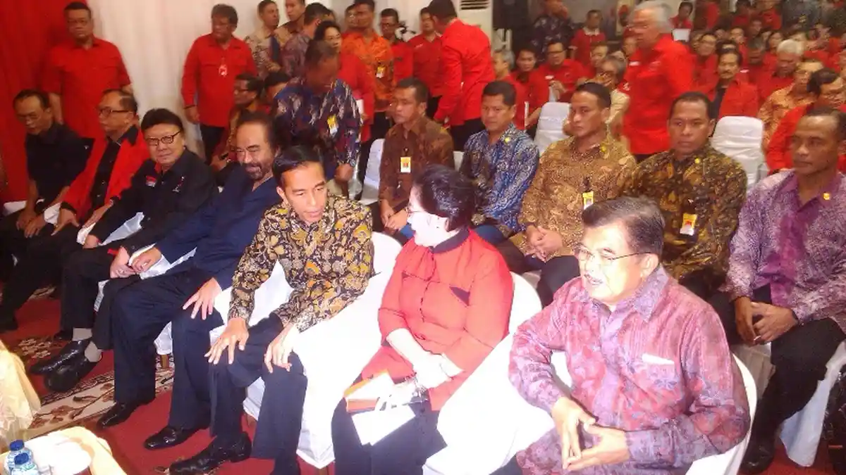 Jokowi-JK Pakai Batik di HUT Ke-42 PDI Perjuangan