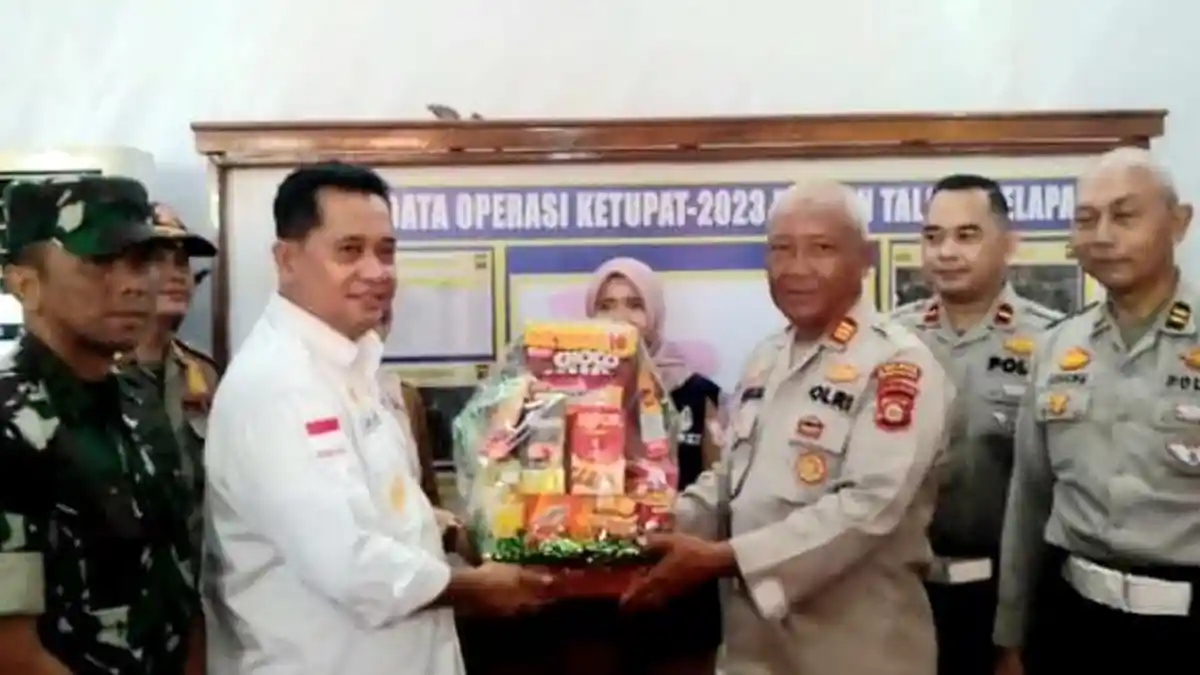 Cek Kesiapan Lebaran, Askolani Berikan Bingkisan Kepada Petugas Pos Lebaran