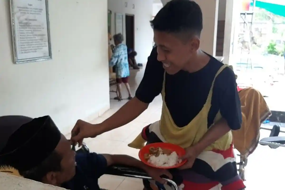 Inilah Sosok Rino Pengamen Boneka Mampang Sisihkan Uang Untuk Rawat Lansia & ODGJ Terlantar di Yogya