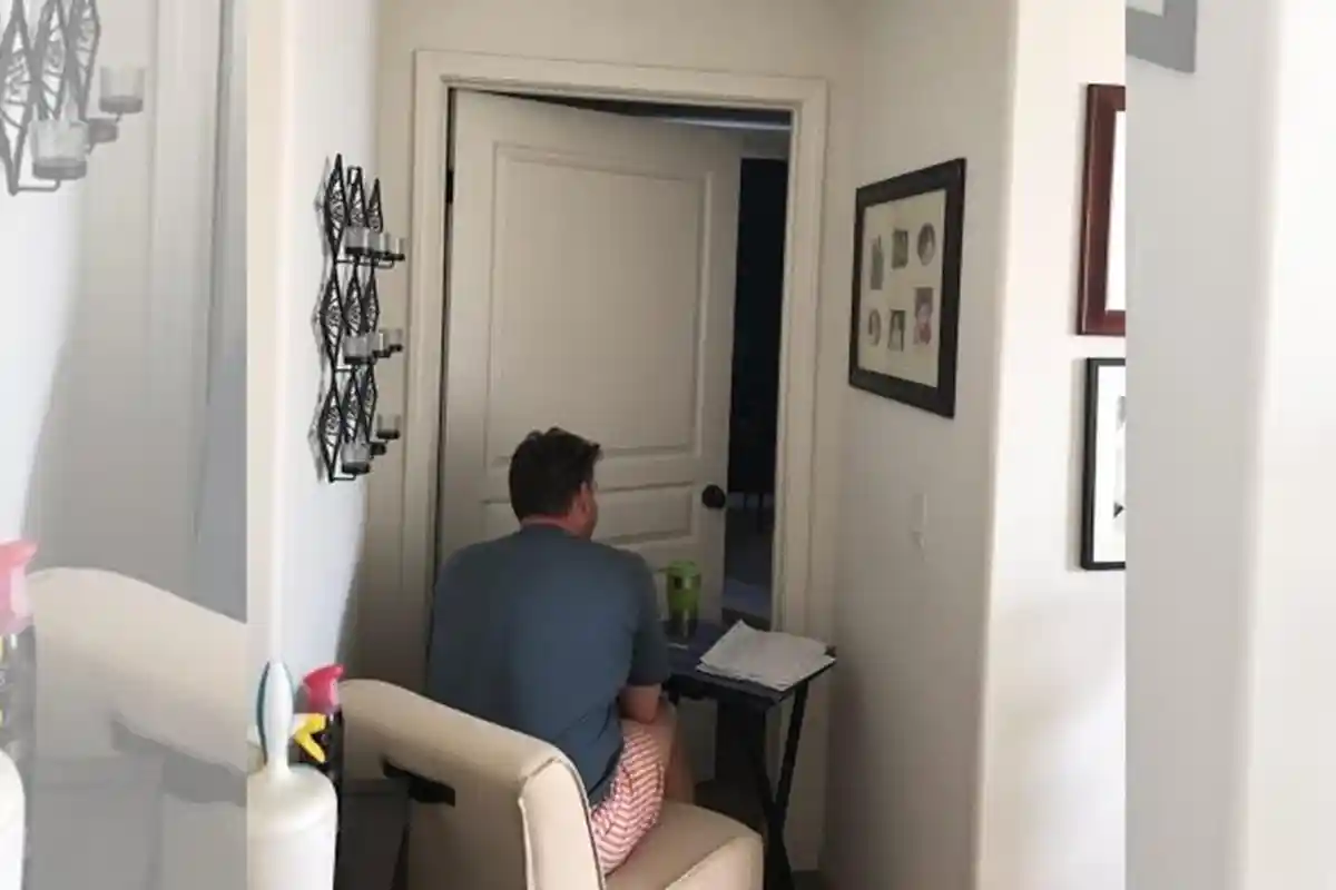 Foto Pria Duduk di Depan Kamar Istrinya Bikin Netizen Nangis, Ini Fakta di Baliknya