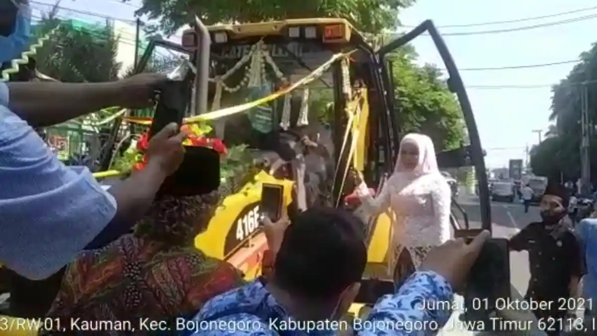 Terkuak Sosok Pengantin yang Naik Alat Berat Loader di Bojonegoro, Ternyata Bukan Orang Sembarangan