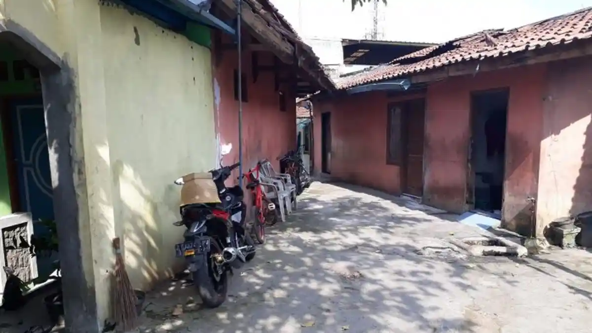 Seorang Perempuan dan Anak Keluar Tenteng Kresek dari Rumah Kontrakan Terduga Teroris