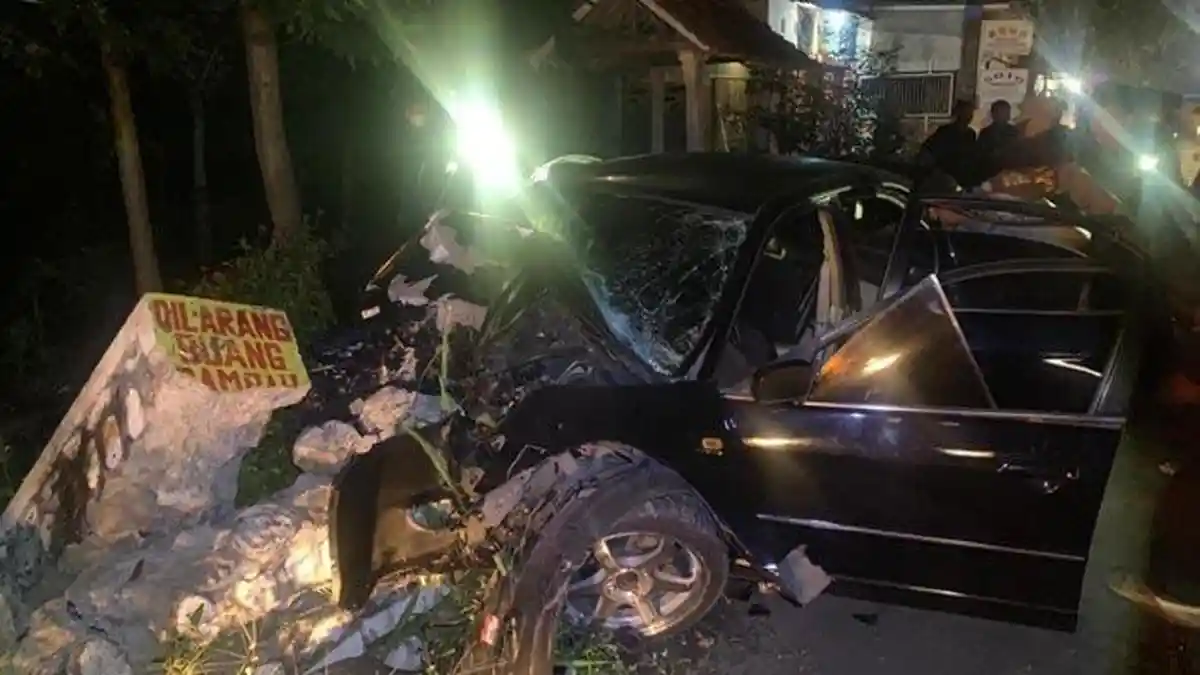 Polisi Cium Aroma Alkohol dalam Mobil yang Tabrak Jembatan di Madiun yang Menewaskan 3 Orang