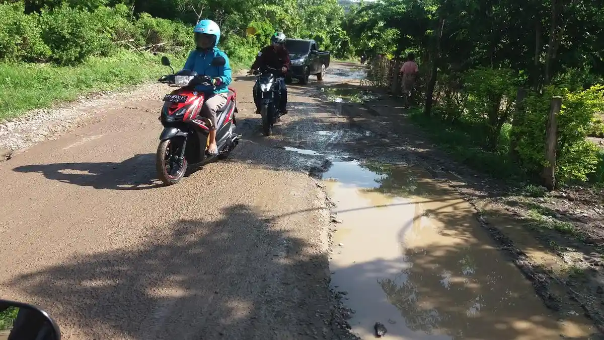 Jalan Provinsi Halilulik-Welaus Kabupaten Malaka Berlubang dan Berlumpur