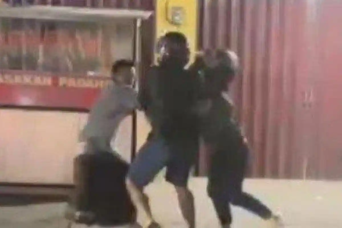 Pulang dari RS, Ustaz dan Adiknya Dikeroyok Brutal di Jalan, Warga Melerai Ikut Diserang Pelaku