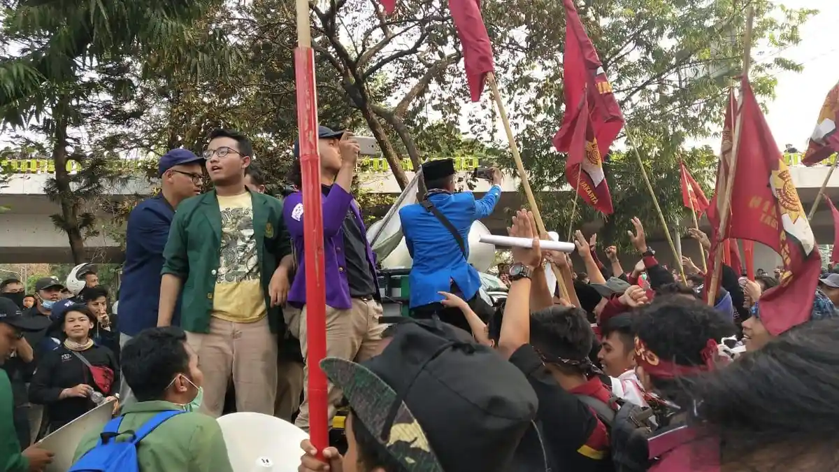 Tolak RKUHP dan Revisi UU KPK, Massa Mahasiswa Gelar Aksi Teatrikal