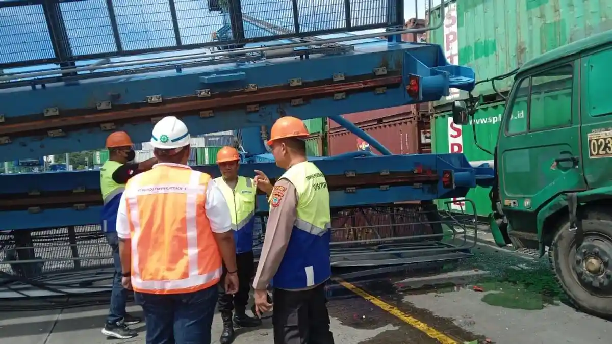 PT Pelindo Terminal Petikemas Sterilkan Lokasi Robohnya RTG, Cegah Pencemaran di Bitung Sulut