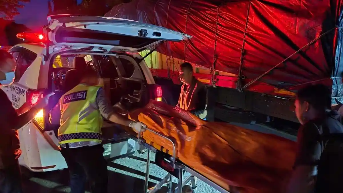 Braaakk! Satu Orang Tewas dalam Kecelakaan Maut Truk Towing Vs Tronton di Jalur Pantura Batang