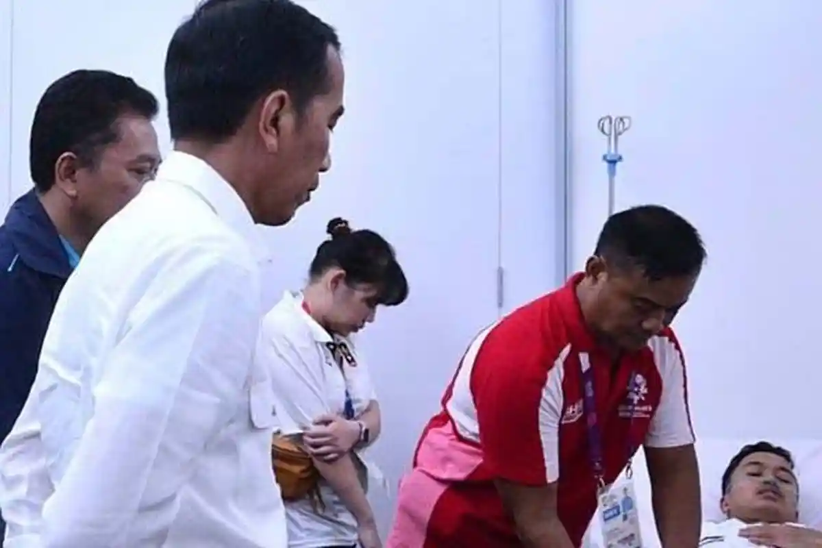 Presiden Jokowi Jenguk Anthony Ginting yang Cedera Saat Berjuang di Laga Final Bulutangkis 