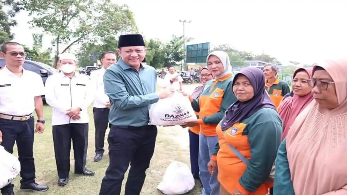 Bersama Baznas OKUT, Bupati Enos Bagikan Paket Sembako