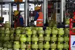 pekerja-menata-tabung-gas.jpg