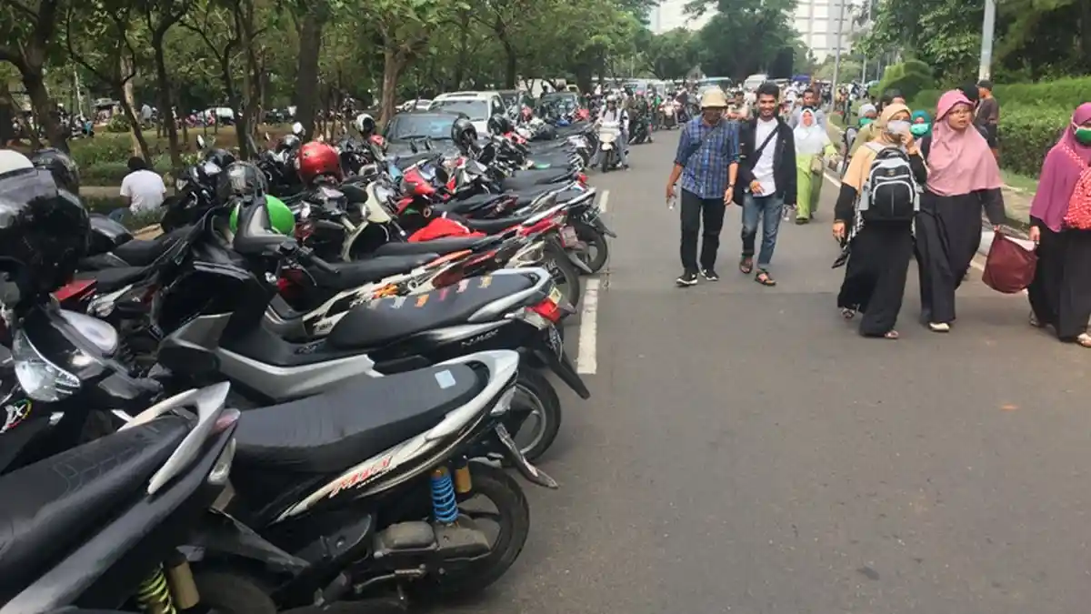 Jalan Tentara Pelajar Ditutup Sebagian, Warga Manfaatkan Untuk Parkir