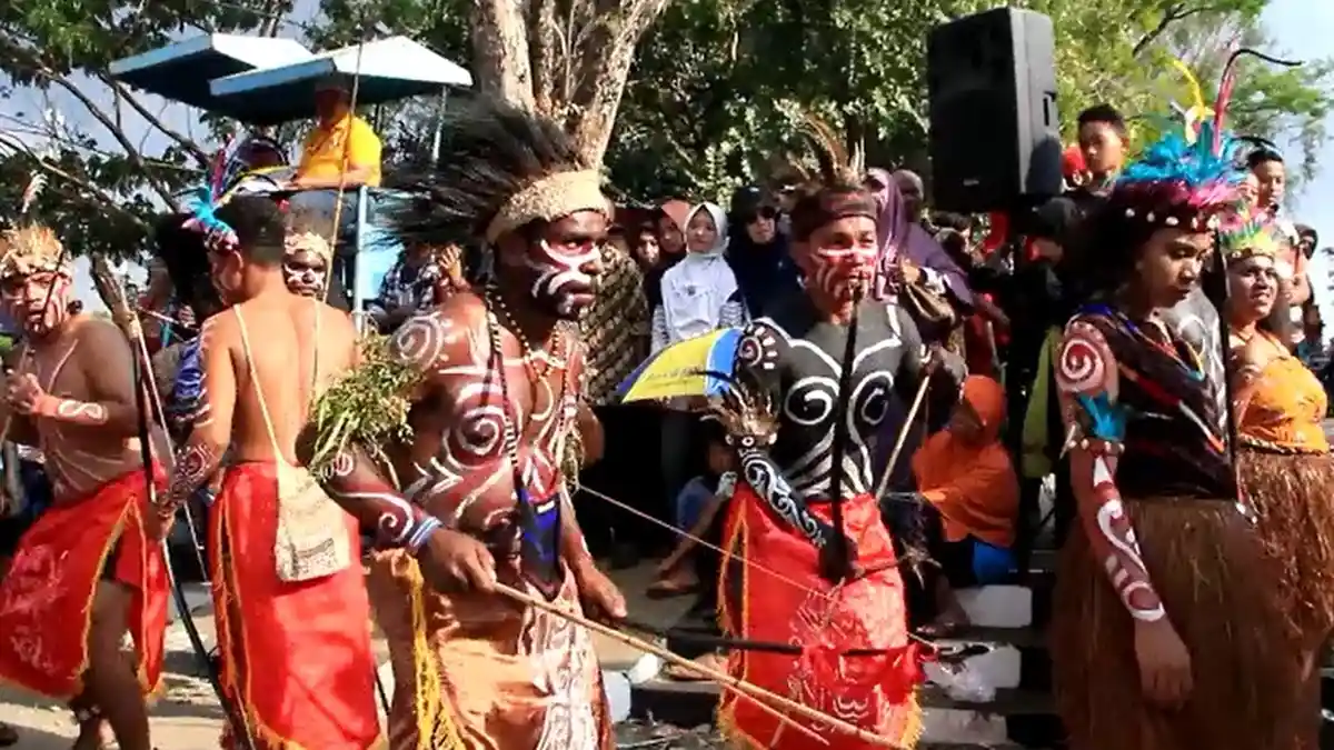 Kontingen Tawangmangu Usung Budaya Papua dalam Karnaval Pembangunan Karanganyar
