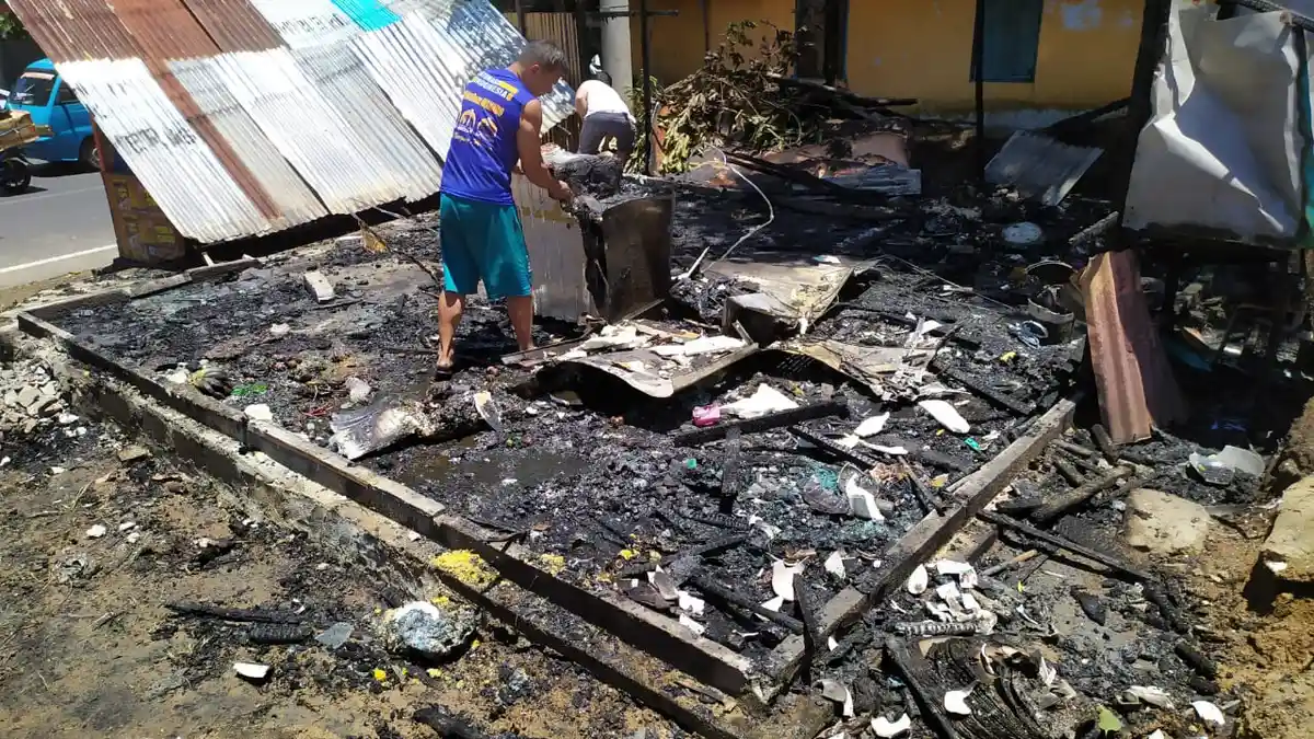 BREAKING NEWS: Satu Kios di Kairagi Terbakar, Api Keluar dari Tabung Gas