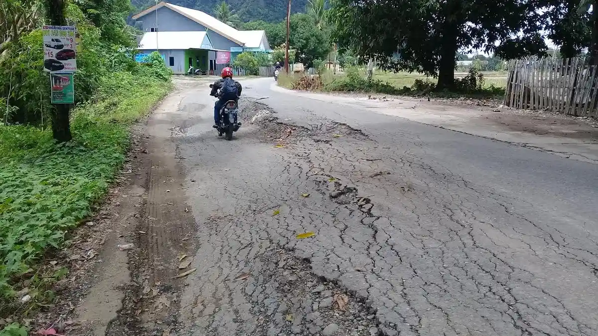 Jalanan di Cambatoa Pabundukang Pangkep Rusak Parah