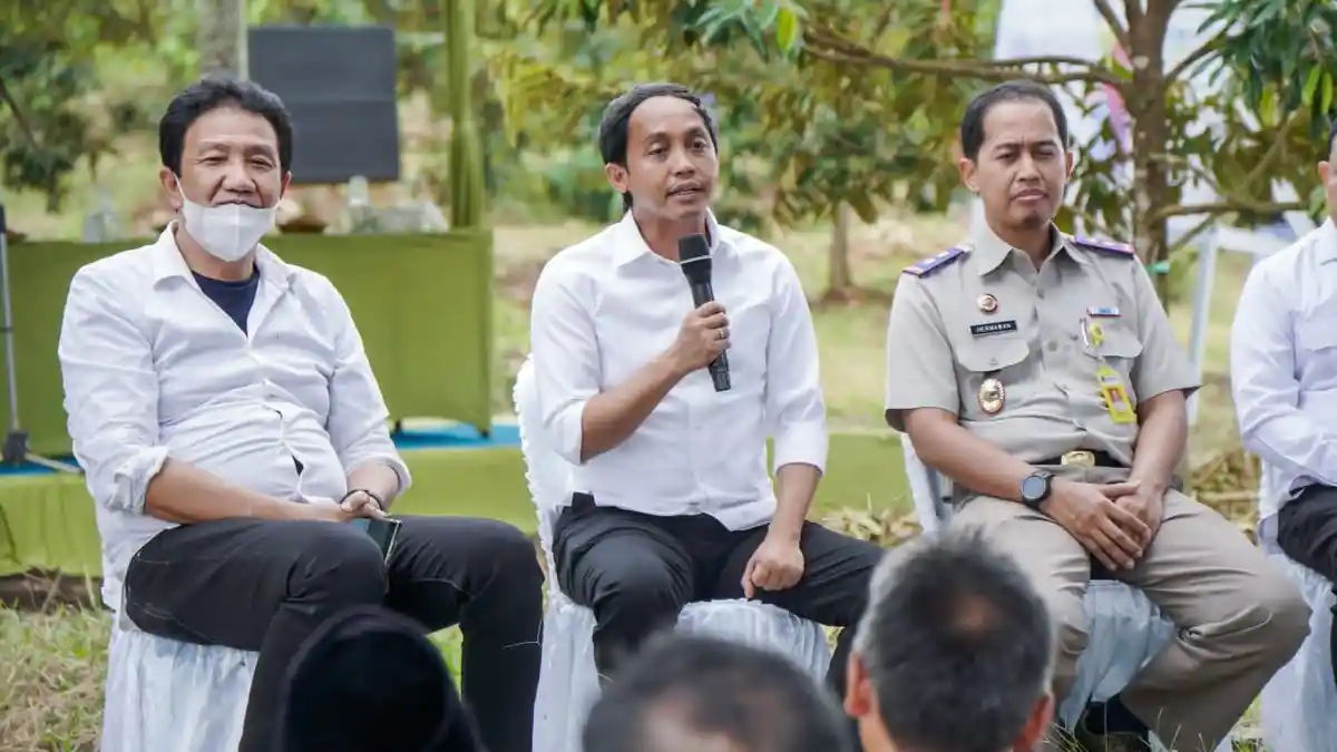 Wamen ATR/BPN Bagi-bagi Sertifikat PTSL untuk Masyarakat di Cilacap